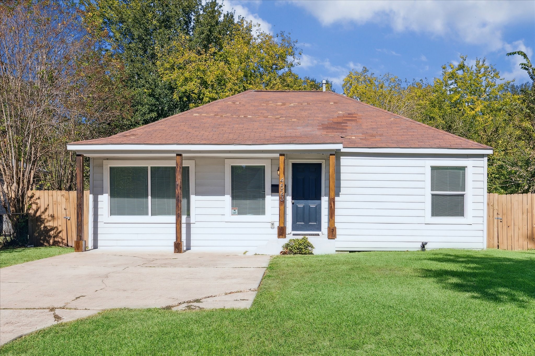 4523 Keystone Street Houston, TX 77021 - Photo 4 of 23 a front view of a house with a garden