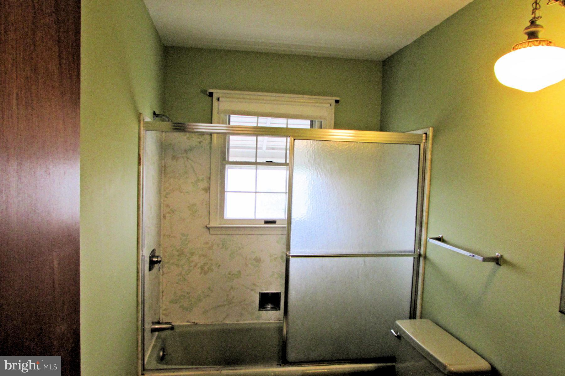 208 Maple Street Lebanon, PA 17046 - Photo 12 of 15 Bath
