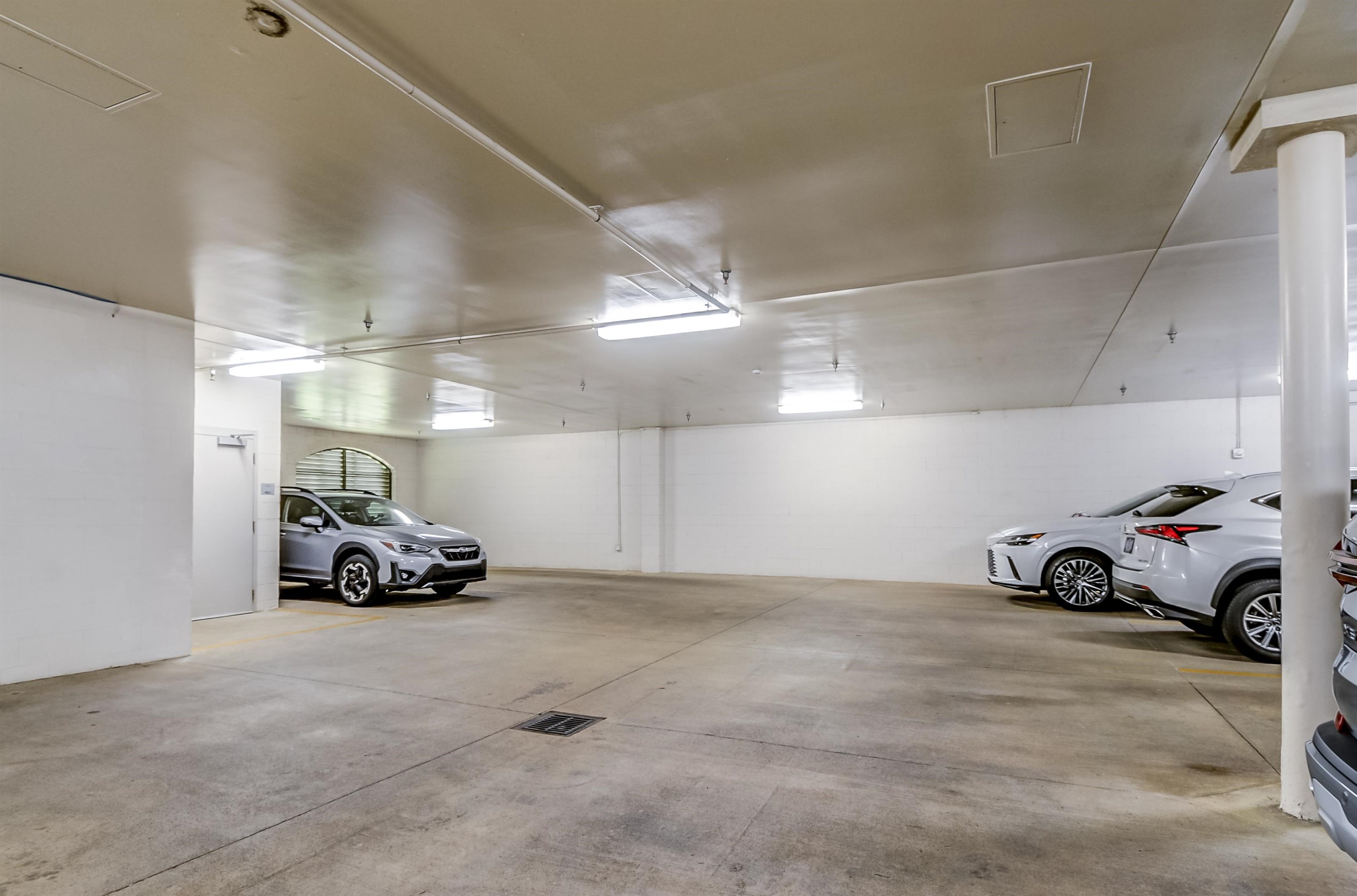 591 Lexington Road, Unit 303 Memphis, TN 38117 - Photo 33 of 34 a view of parking garage with cars parked