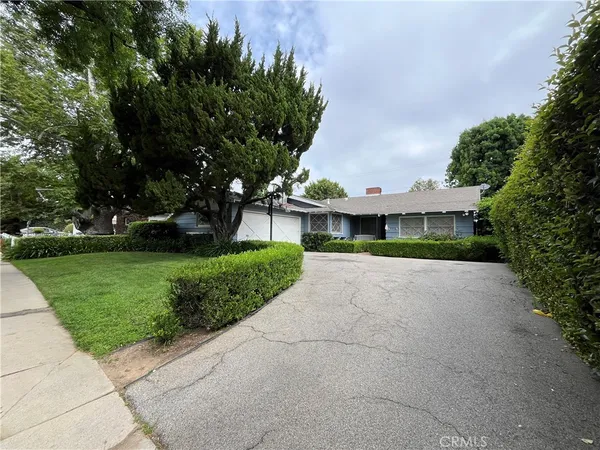 $4,495 | 22607 Collins Street, Woodland Hills, CA 91367