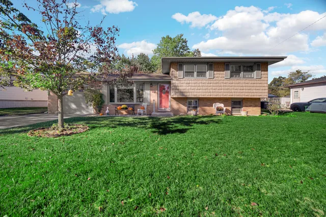 a front view of house with yard
