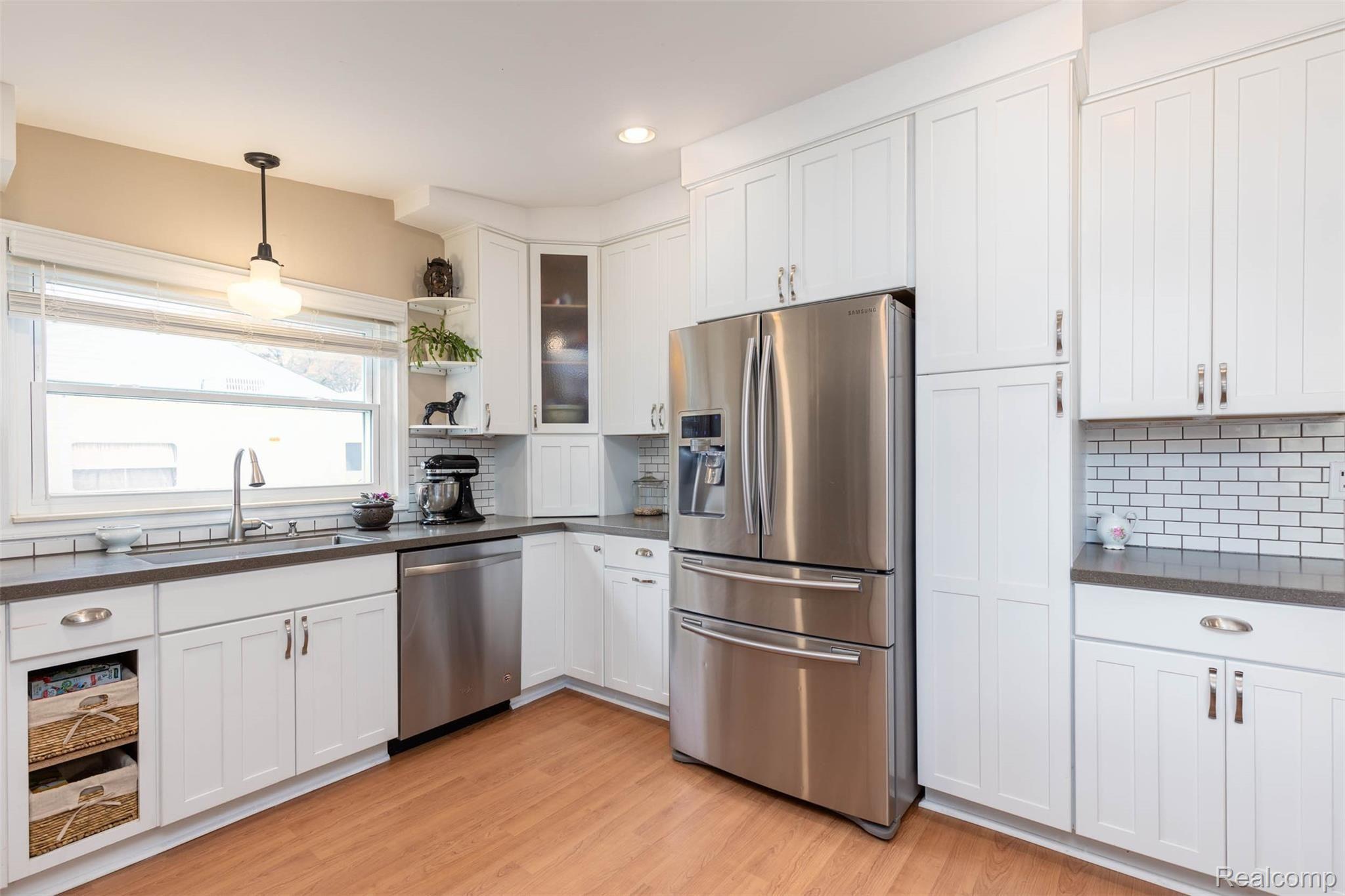 48437 Willis Road Belleville, MI 48111 - Photo 4 of 29 47076 Willis Rd-22.jpg