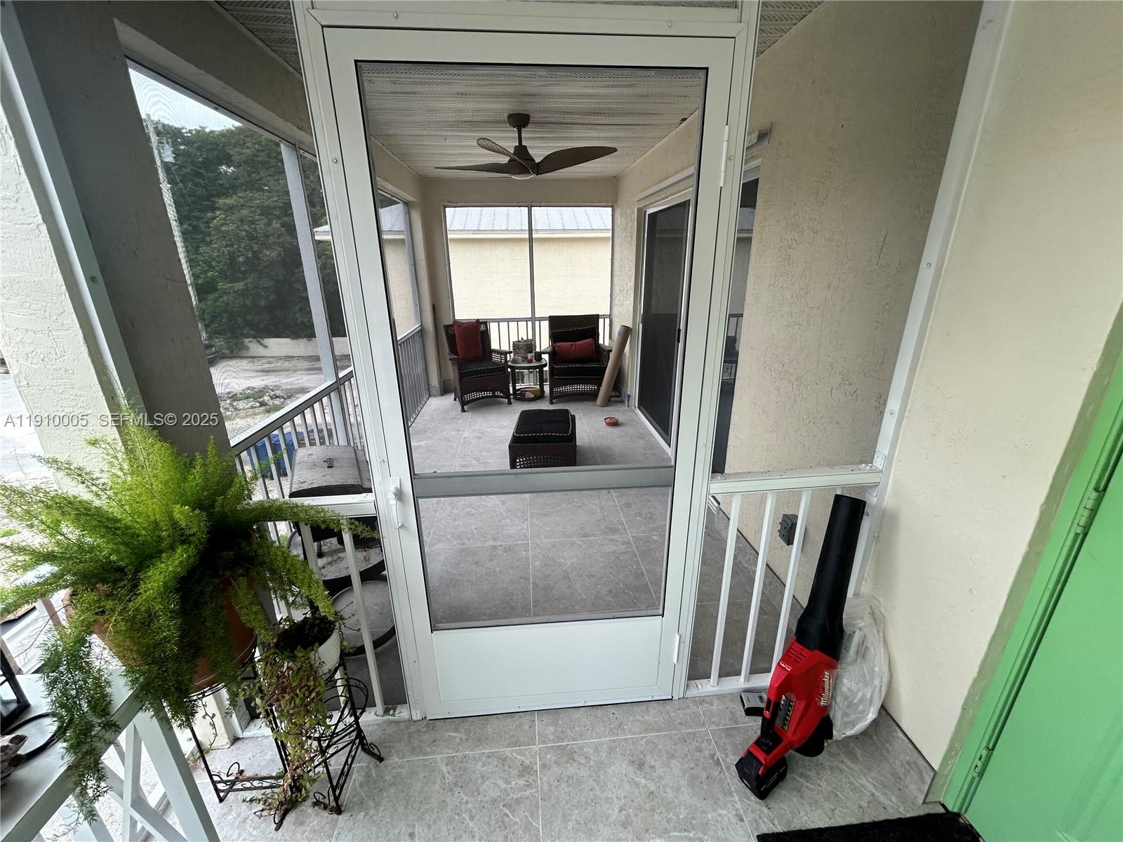184 Adobe Casa Ct Drive, Unit 184 Tavernier, FL 33070 - Photo 7 of 9 a living room with furniture and a potted plant