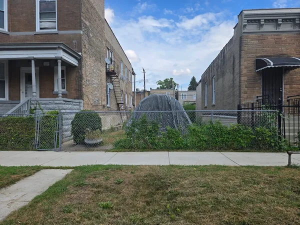 a view of a back yard