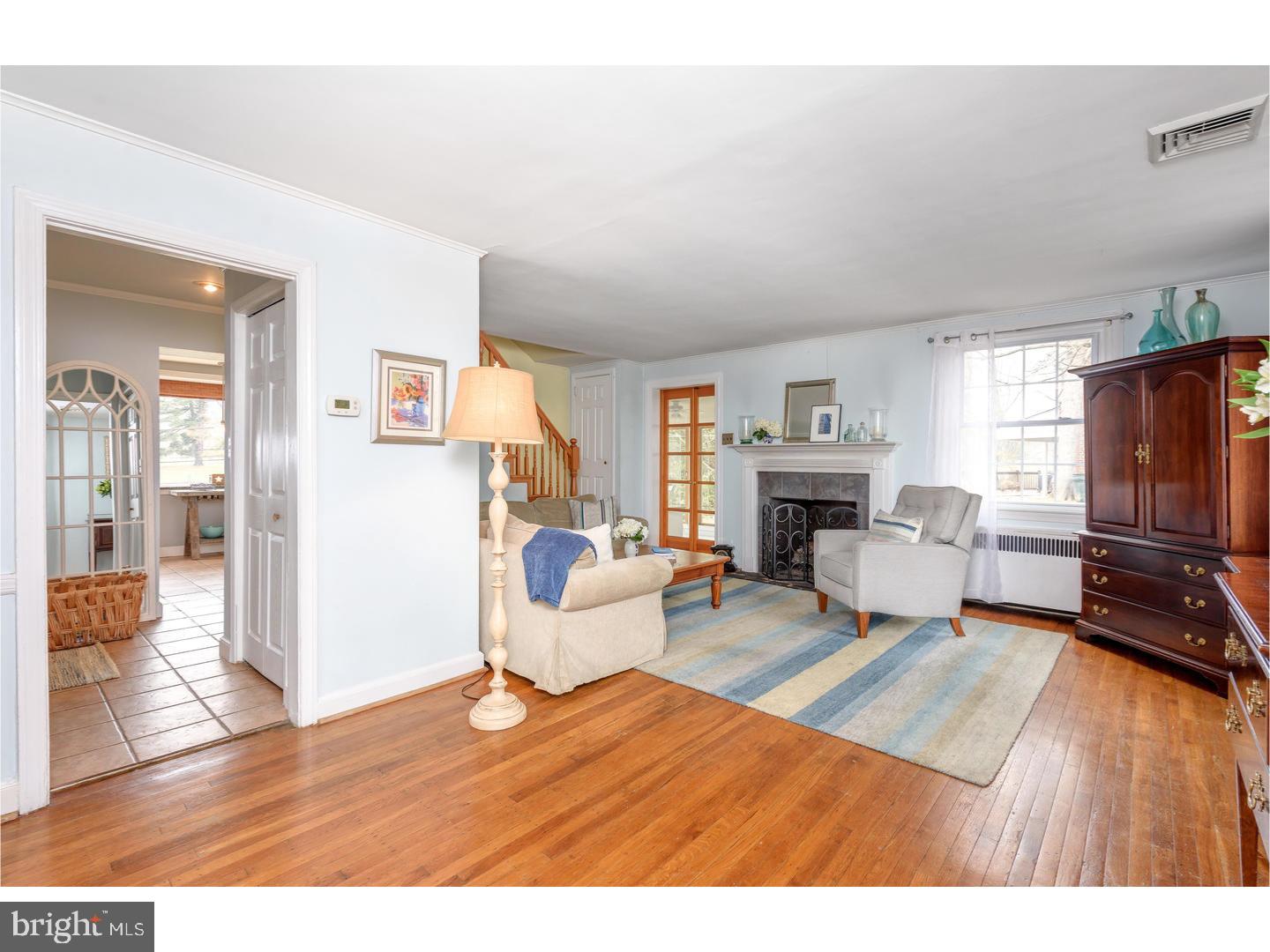 25 Medbury Road Wallingford, PA 19086 - Photo 11 of 25 Living Room