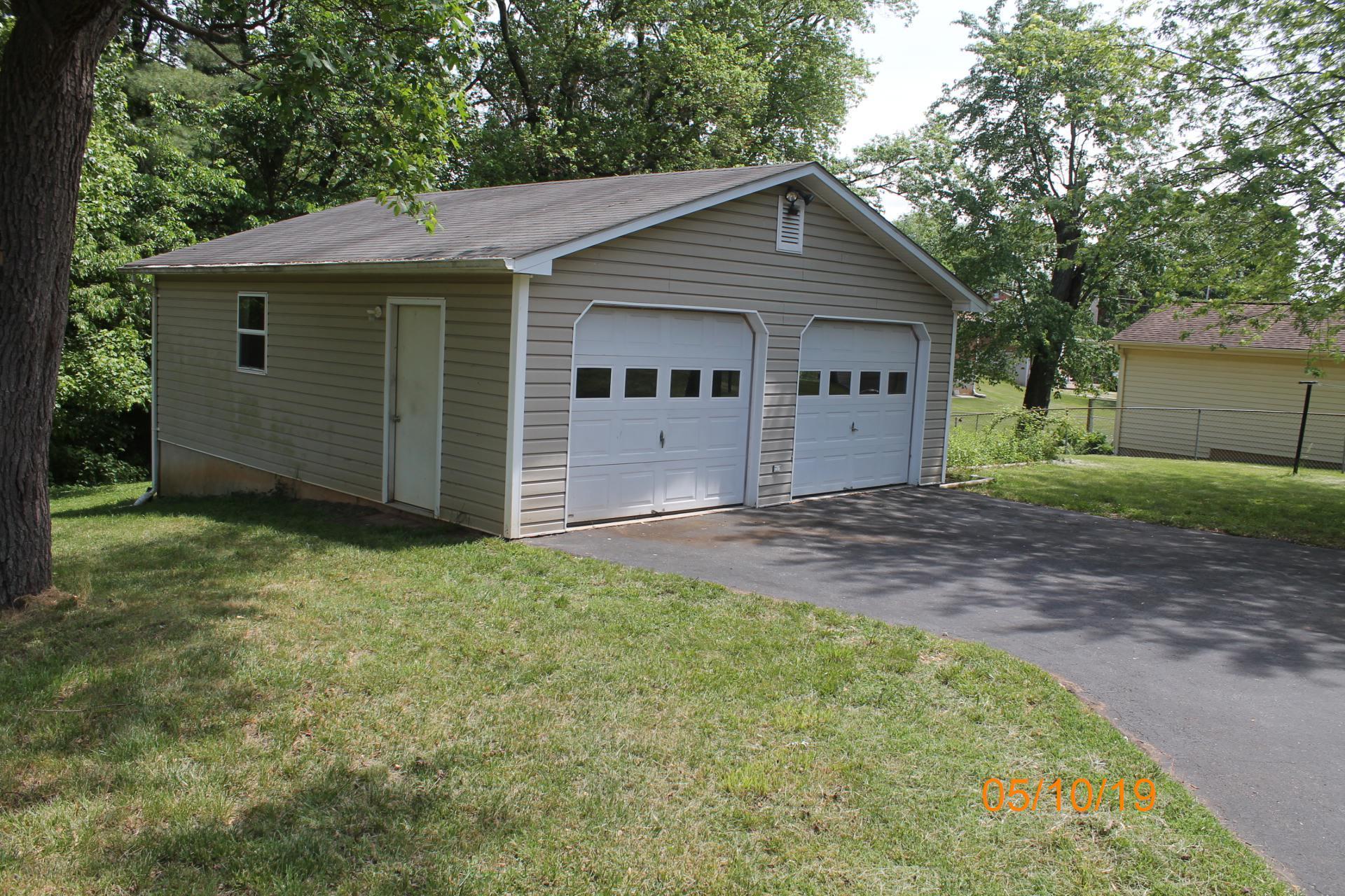 745 Kenyon Road Vinton, VA 24179 - Photo 49 of 52 front view of a house with a yard