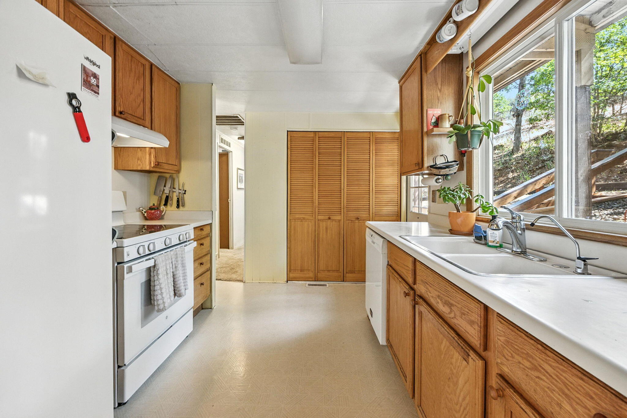 1250 Netherlands Road Trail, OR 97541 - Photo 18 of 50 18-Kitchen