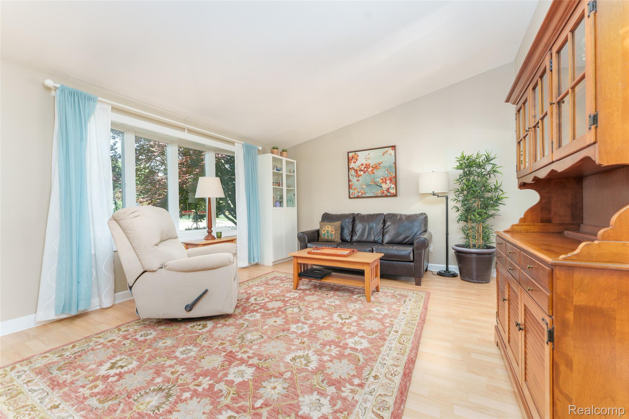 11860 Riverside Drive Plymouth, MI 48170 - Photo 5 of 25 Living room with vaulted ceilings