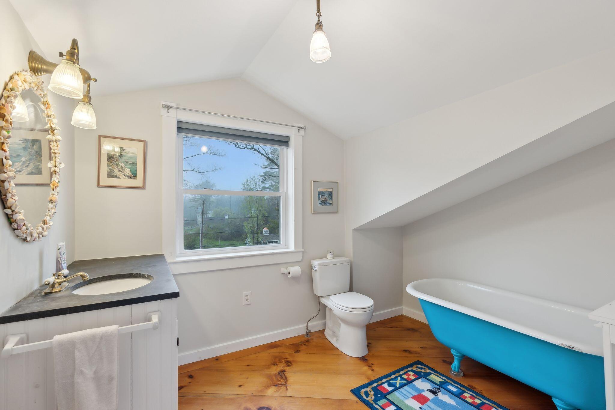 44 Maquoit Drive Freeport, ME 04032 - Photo 42 of 58 3rd floor bathroom