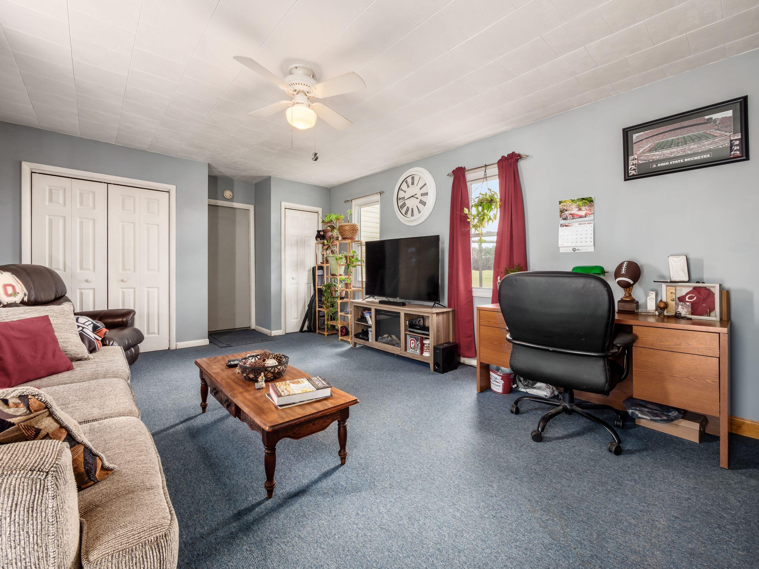 18180 Claypool Road Newark, OH 43056 - Photo 5 of 30 living room