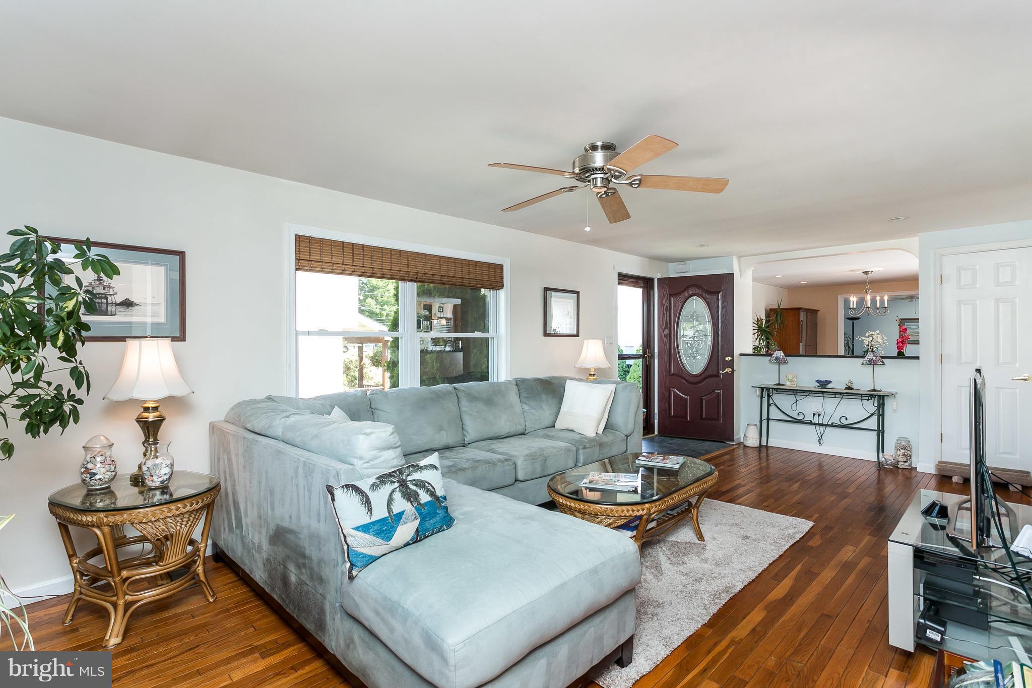 328 Miles Road Baltimore, MD 21221 - Photo 3 of 30 Living Room