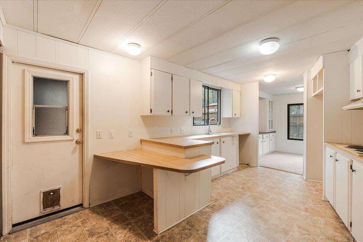 60214 Agate Road Bend, OR 97702 - Photo 10 of 31 Kitchen