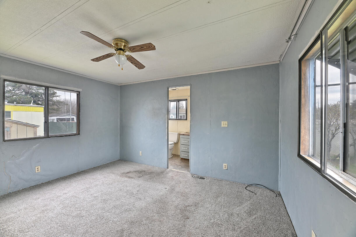 2385 Table Rock Road, Unit 81 Medford, OR 97501 - Photo 12 of 20 12. Primary bedroom