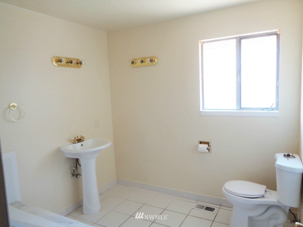 305 Northwest 4th Street Renton, WA 98057 - Photo 15 of 25