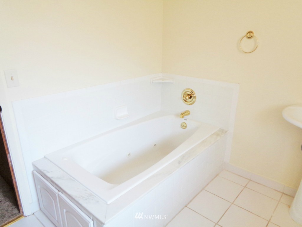 305 Northwest 4th Street Renton, WA 98057 - Photo 16 of 25