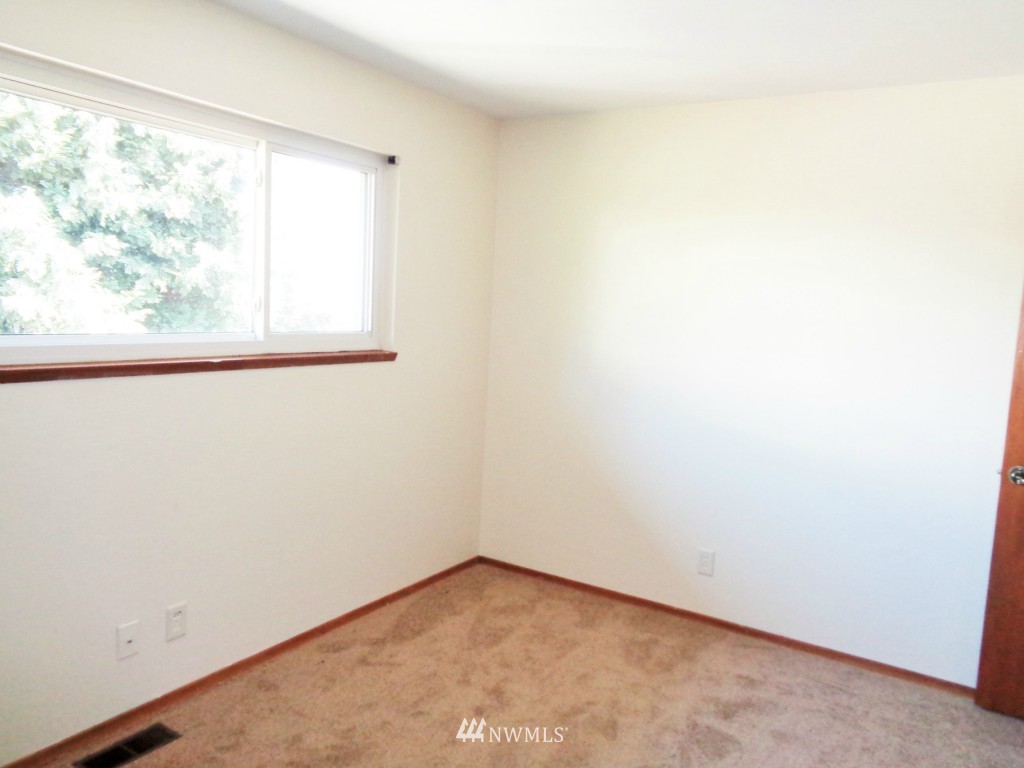 305 Northwest 4th Street Renton, WA 98057 - Photo 20 of 25