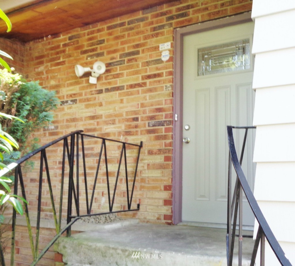 305 Northwest 4th Street Renton, WA 98057 - Photo 3 of 25