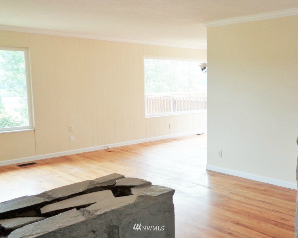 305 Northwest 4th Street Renton, WA 98057 - Photo 4 of 25