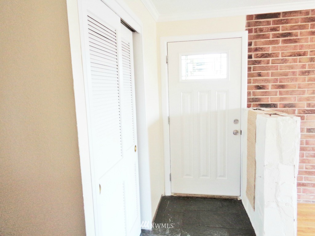 305 Northwest 4th Street Renton, WA 98057 - Photo 5 of 25