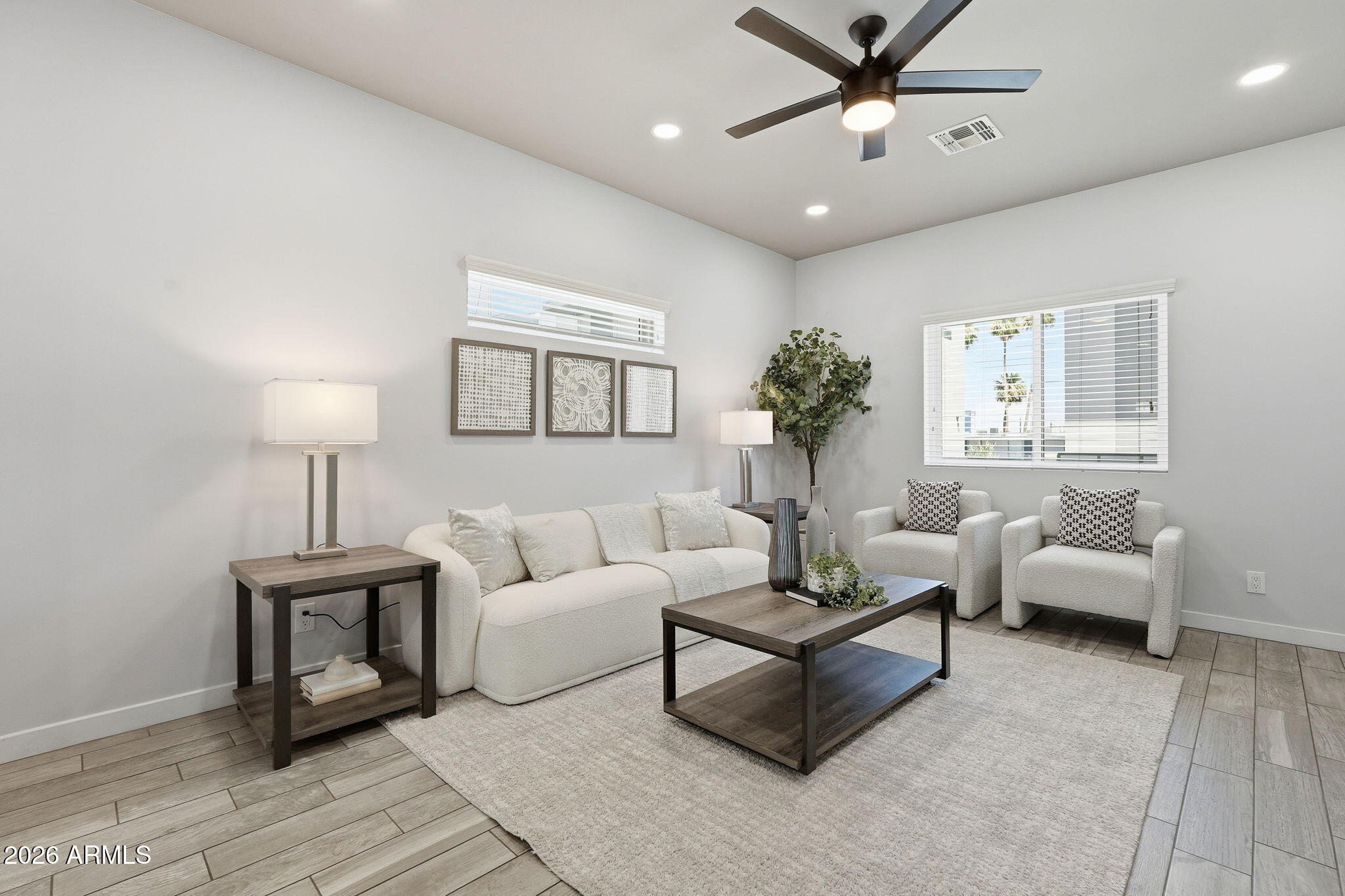 2727 East Thomas Road, Unit 5 Phoenix, AZ 85016 - Photo 6 of 41 a living room with furniture and a lamp