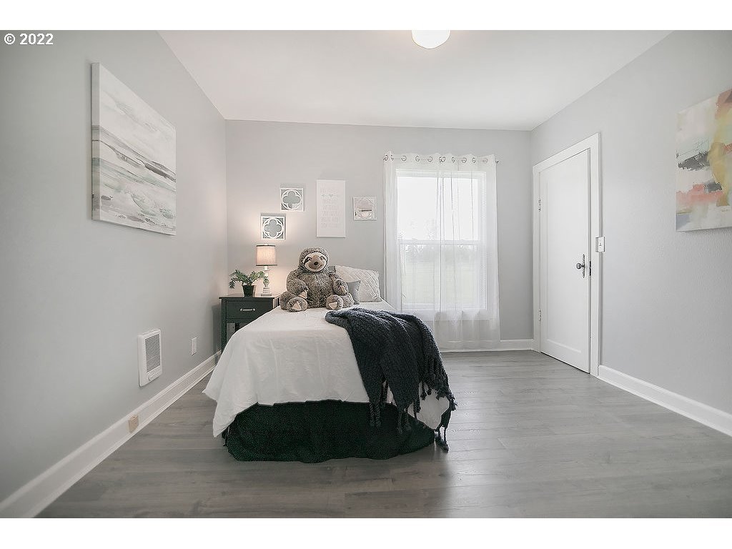 121 Rarey Road Winlock, WA 98596 - Photo 15 of 32 a bedroom with a bed and a night stand
