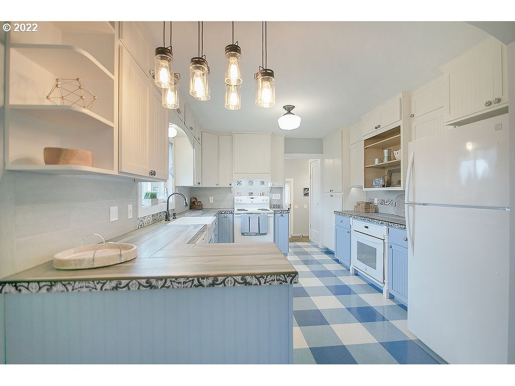 121 Rarey Road Winlock, WA 98596 - Photo 7 of 32 a kitchen with a sink stainless steel appliances and cabinets