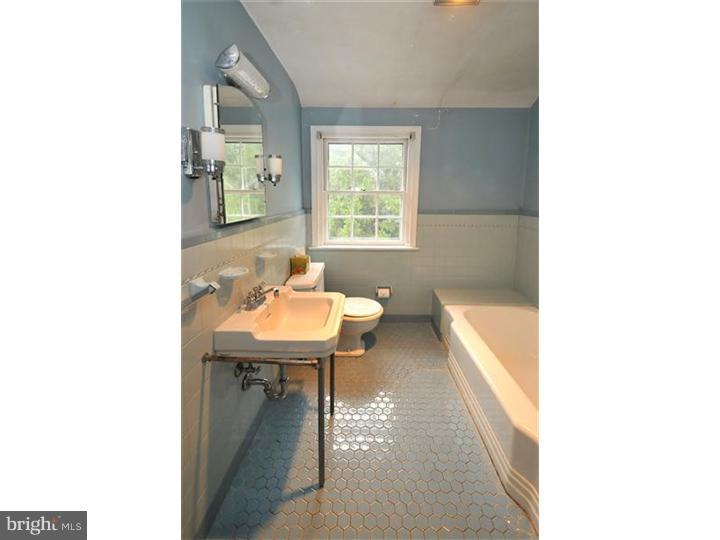 520 Georgian Road Glenside, PA 19038 - Photo 10 of 20 Bathroom