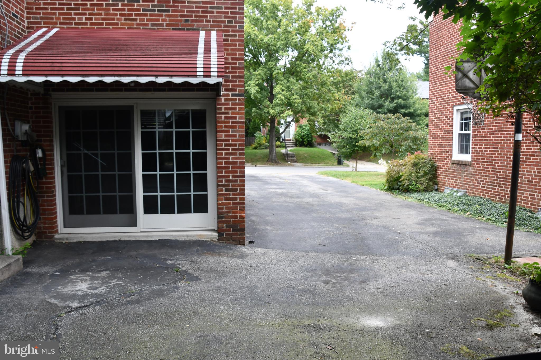 615 Overbrook Road Baltimore, MD 21212 - Photo 31 of 48 Driveway view