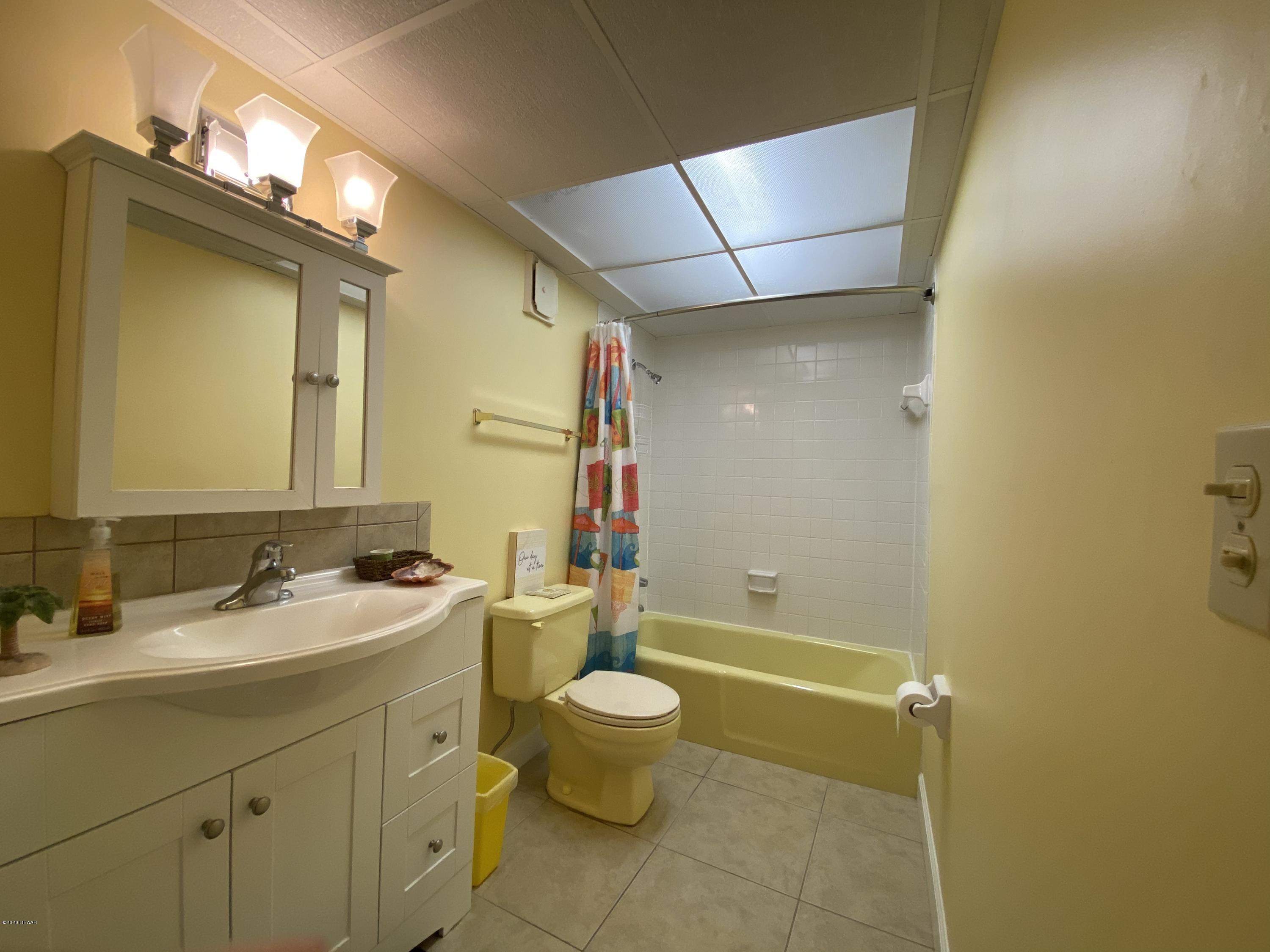 915 Ocean Shore Boulevard, Unit 4030 Ormond Beach, FL 32176 - Photo 28 of 37 Guest Bath with Tub