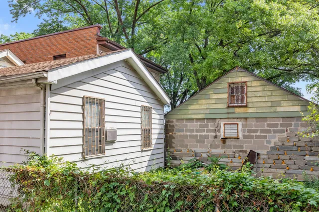 a view of a house with a yard and plants