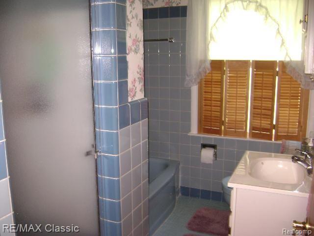 3655 Rockingham Road Royal Oak, MI 48073 - Photo 9 of 17 ceramic tile bath