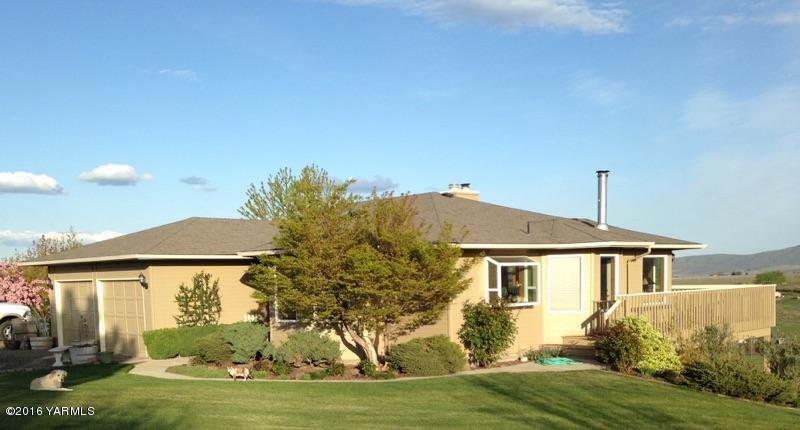 13910 Fisk Road Yakima, WA 98908 - Photo 1 of 48 a front view of a house with a yard