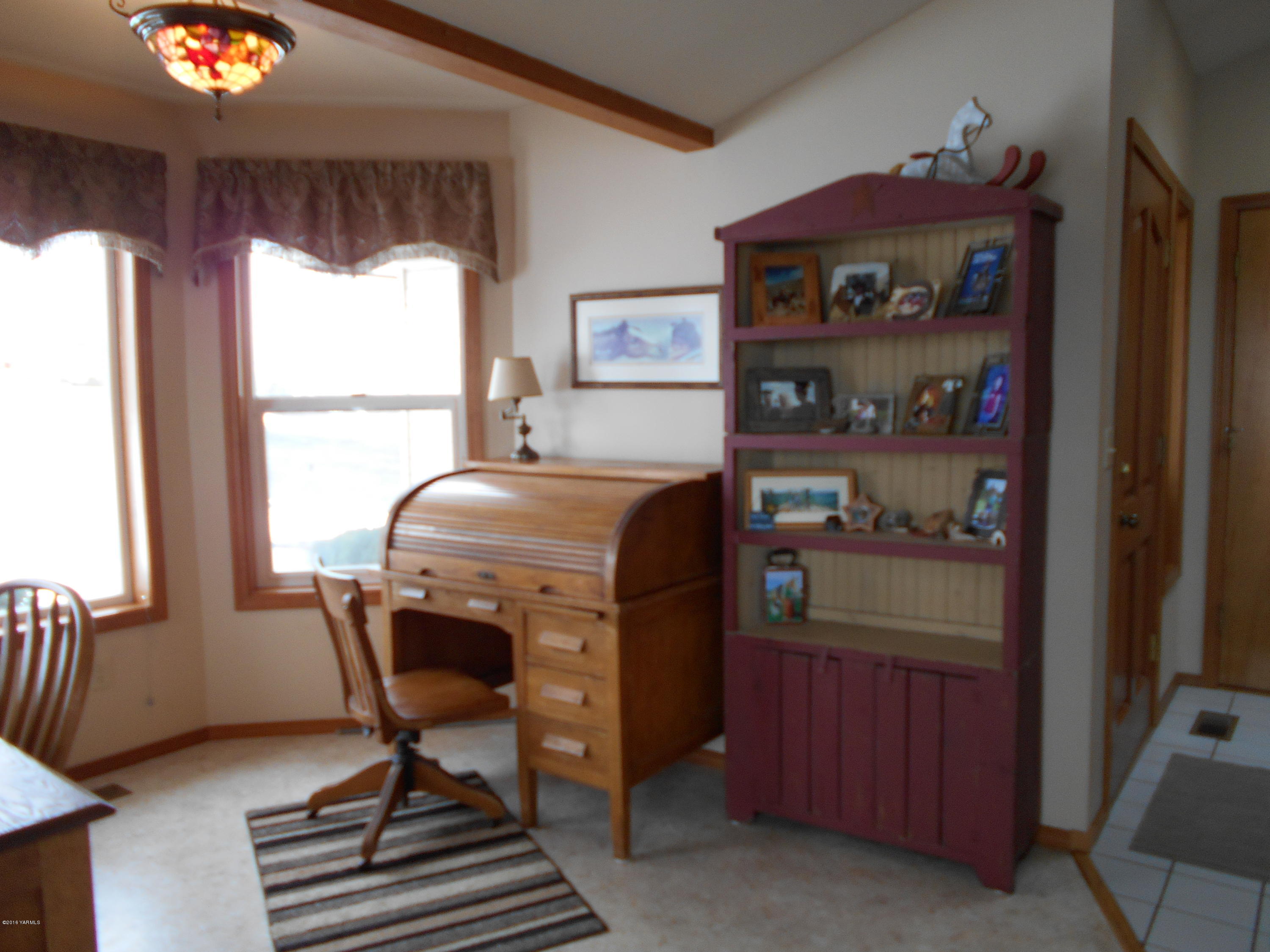 13910 Fisk Road Yakima, WA 98908 - Photo 13 of 48 a bed room with furniture and a window