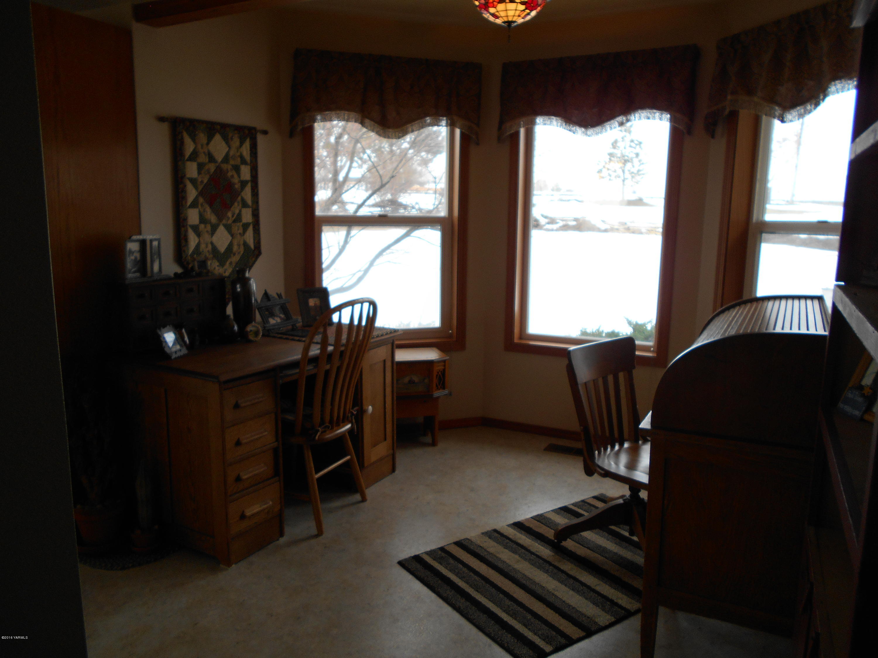 13910 Fisk Road Yakima, WA 98908 - Photo 14 of 48 a room with furniture and a window
