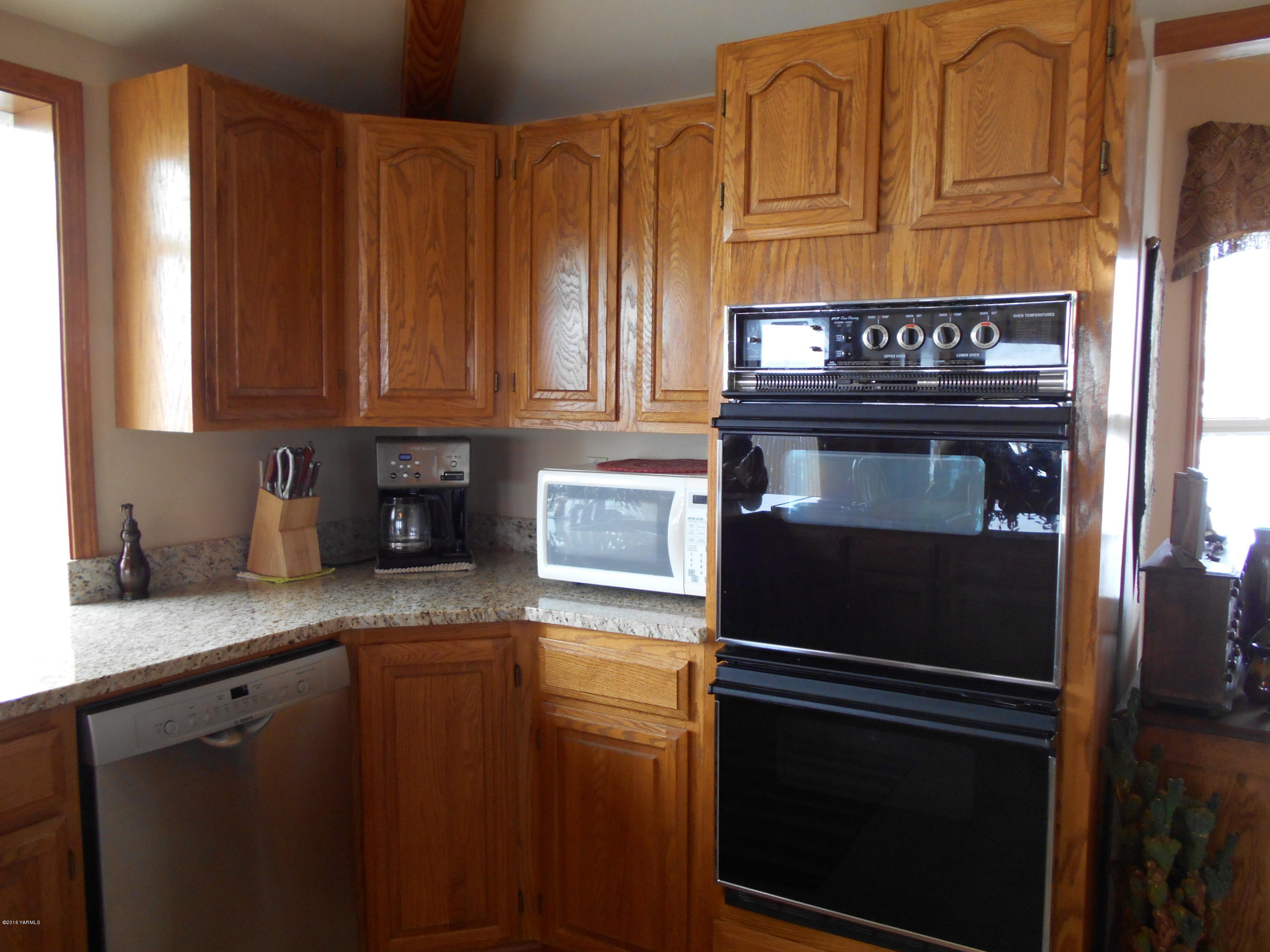 13910 Fisk Road Yakima, WA 98908 - Photo 16 of 48 a kitchen with granite countertop stainless steel appliances and cabinets