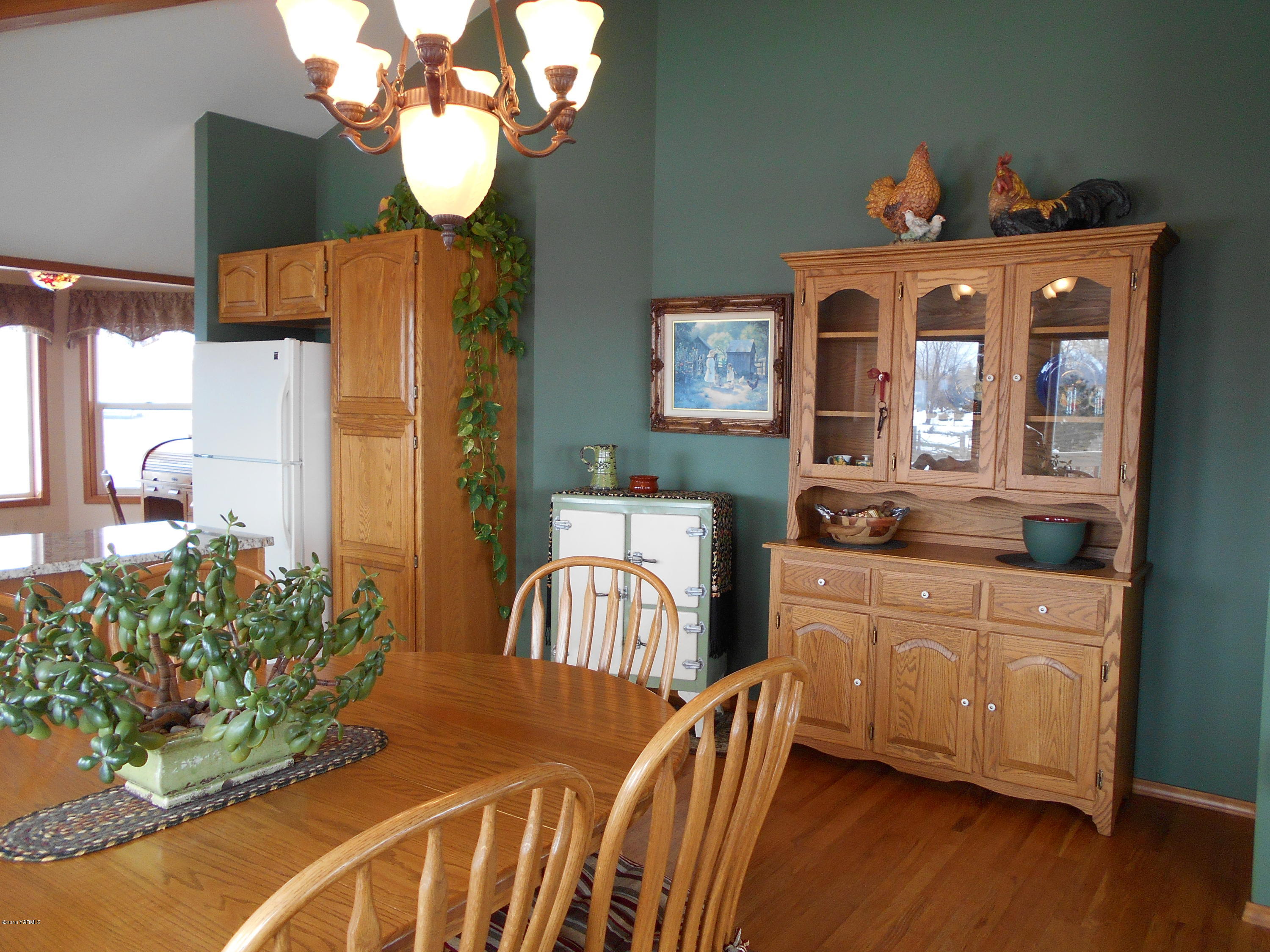 13910 Fisk Road Yakima, WA 98908 - Photo 19 of 48 a dining room with furniture potted plants and wooden floor
