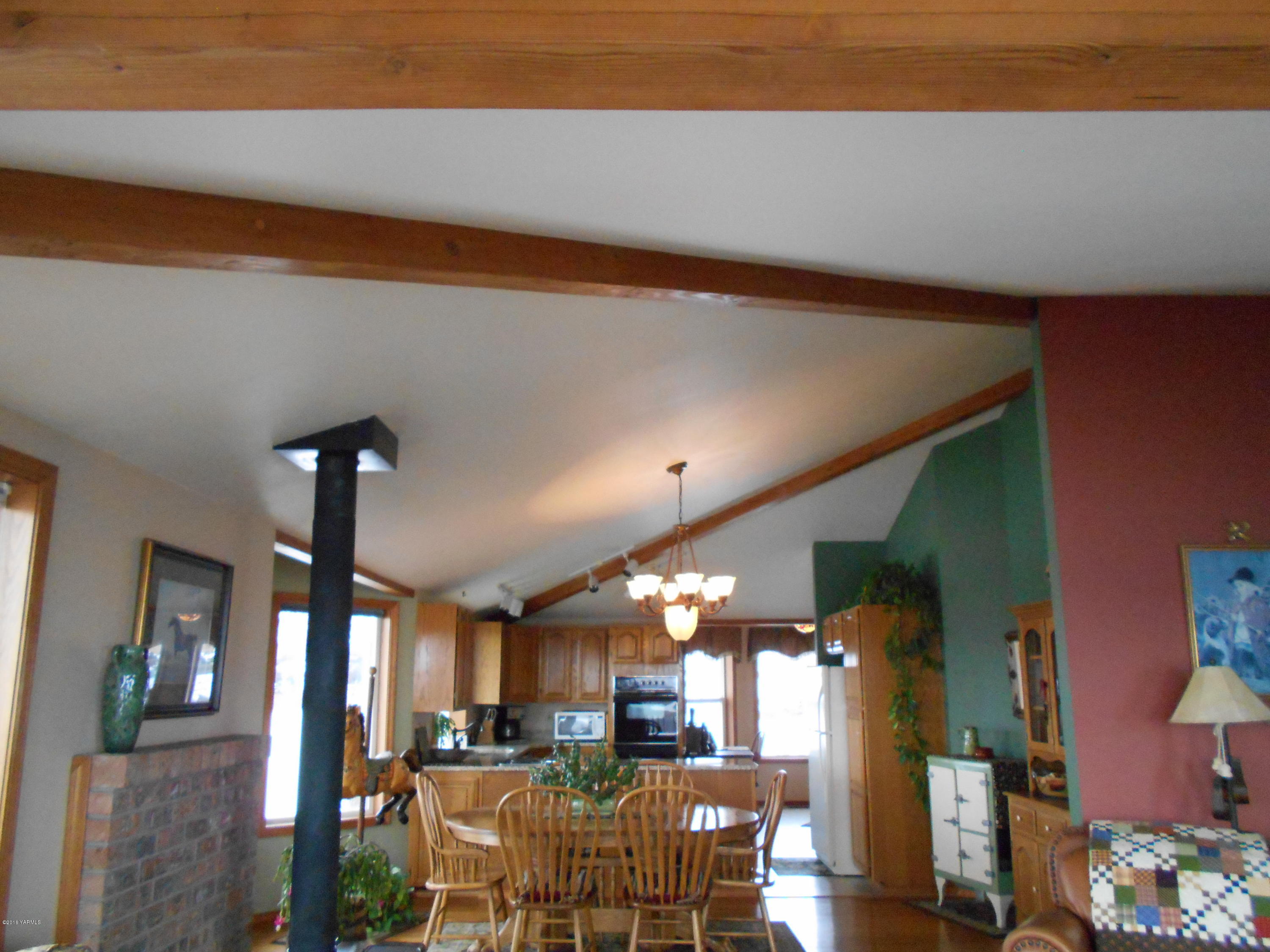 13910 Fisk Road Yakima, WA 98908 - Photo 21 of 48 a view of a living room and dining room