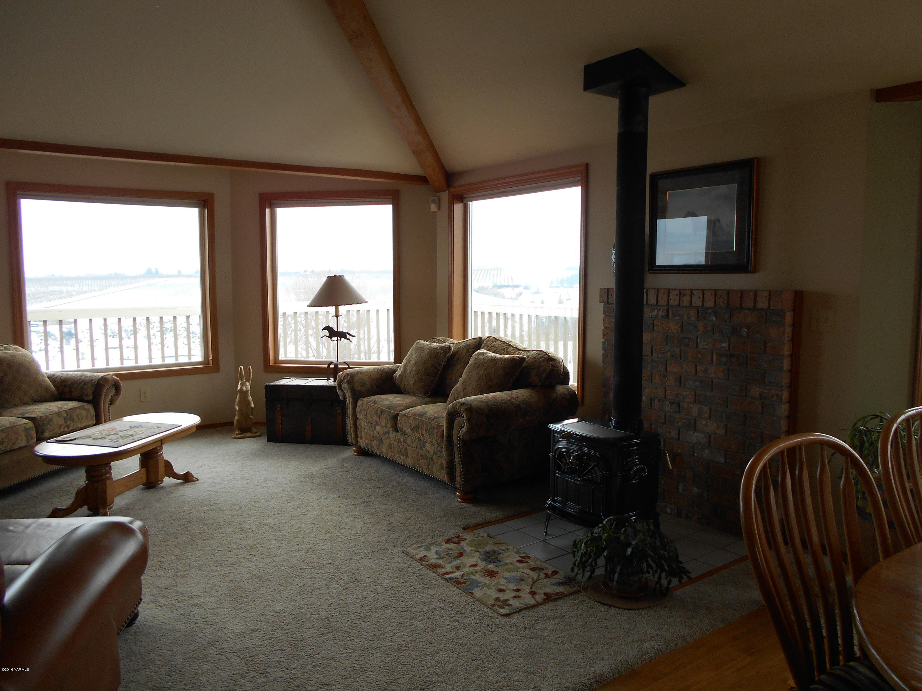 13910 Fisk Road Yakima, WA 98908 - Photo 22 of 48 a living room with furniture and a window