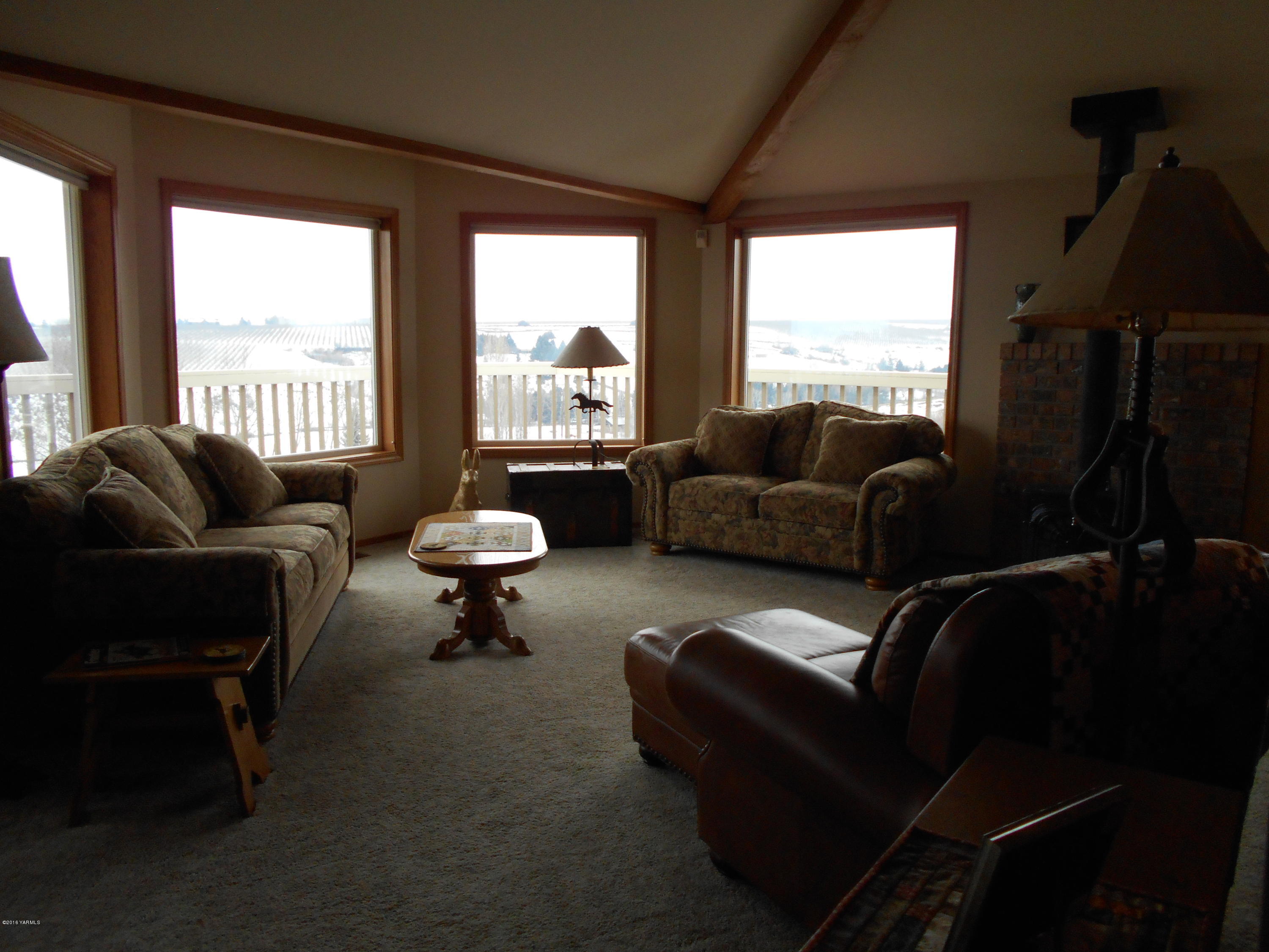 13910 Fisk Road Yakima, WA 98908 - Photo 23 of 48 a living room with furniture and a large window