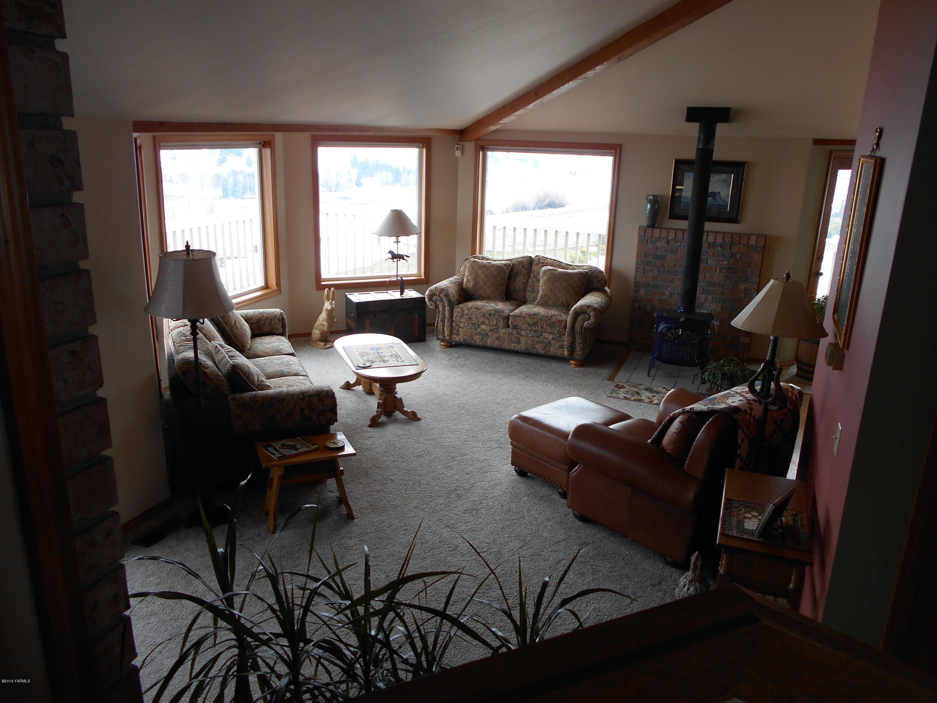 13910 Fisk Road Yakima, WA 98908 - Photo 24 of 48 a living room with furniture and a large window