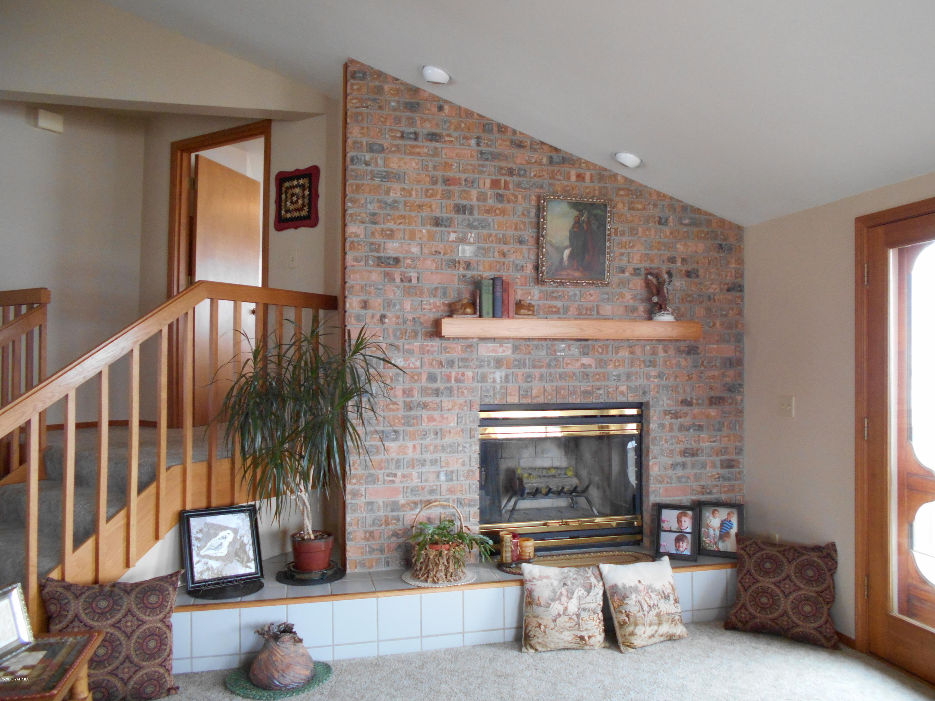 13910 Fisk Road Yakima, WA 98908 - Photo 25 of 48 a living room with furniture and a fireplace
