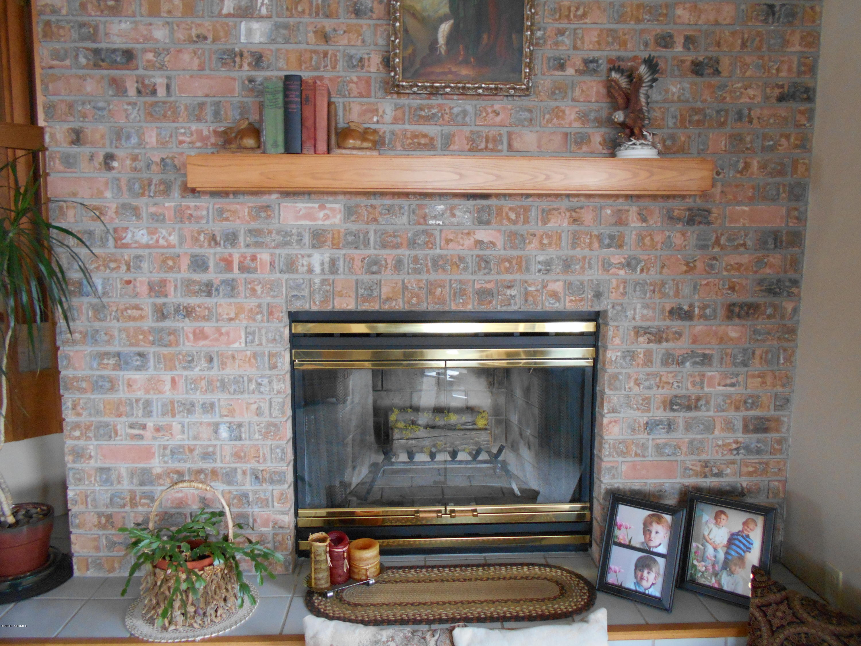 13910 Fisk Road Yakima, WA 98908 - Photo 26 of 48 a closeup of a fireplace