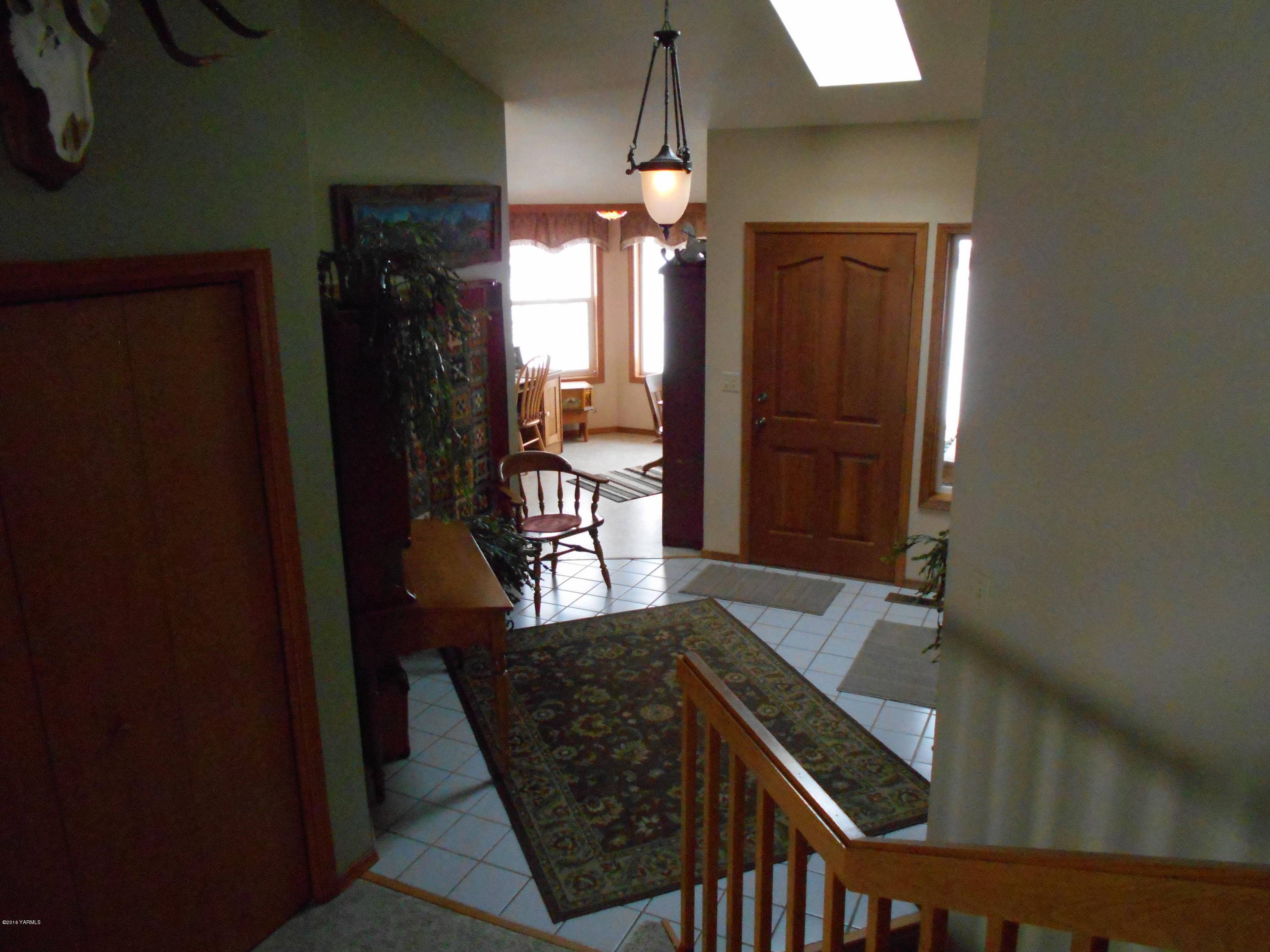 13910 Fisk Road Yakima, WA 98908 - Photo 27 of 48 a view of a hallway with furniture and a window