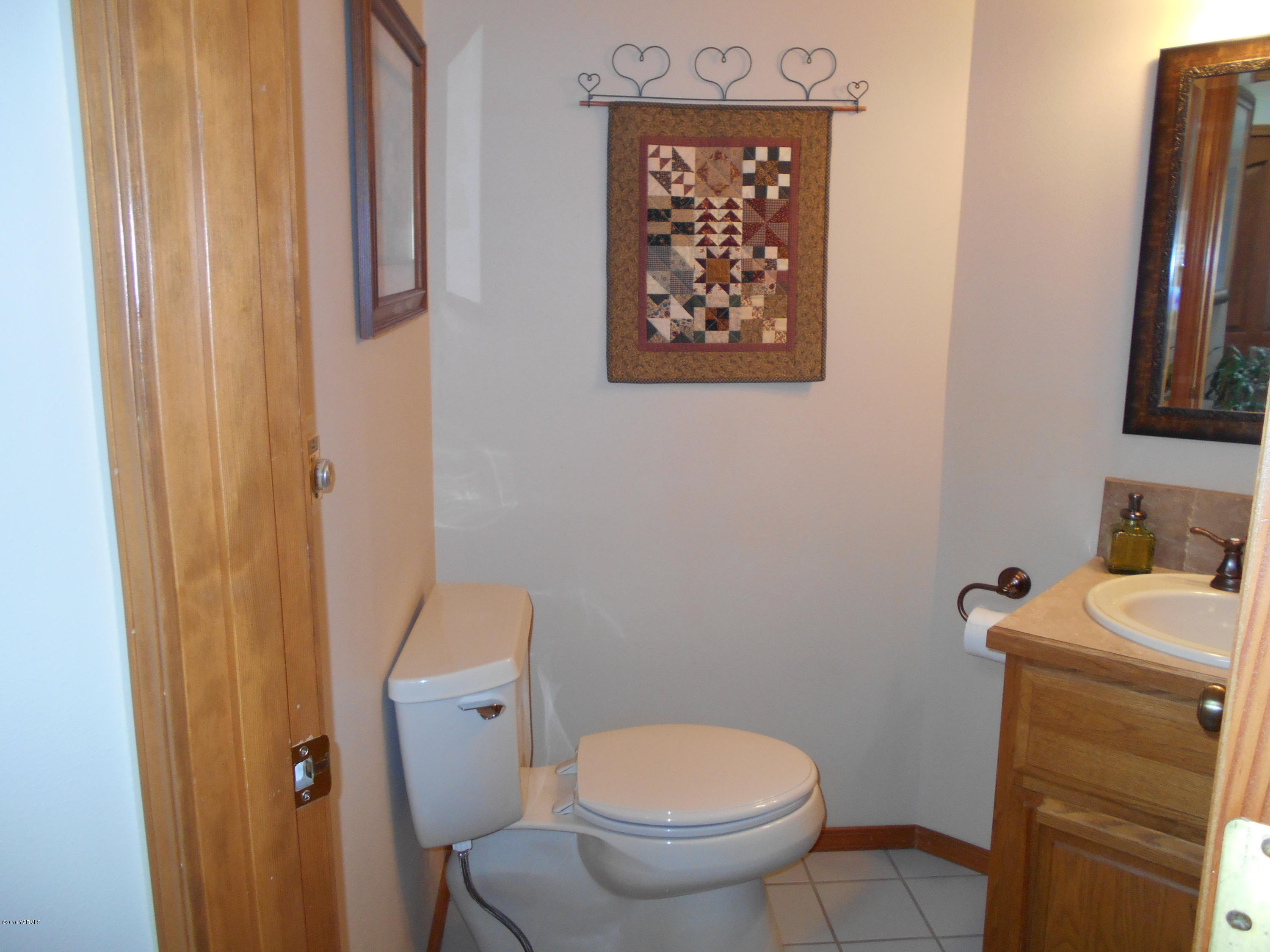13910 Fisk Road Yakima, WA 98908 - Photo 28 of 48 a bathroom with a toilet and a sink