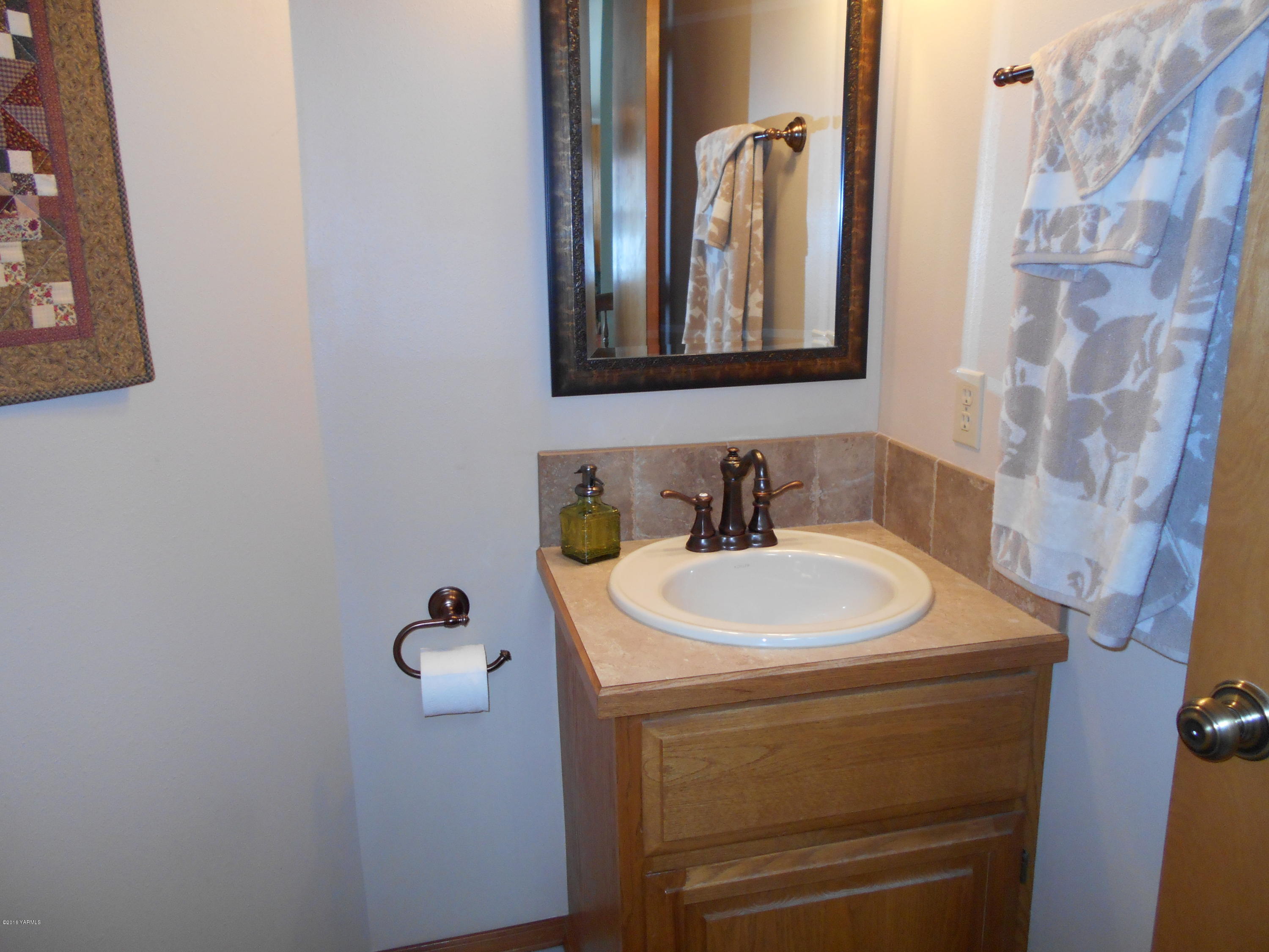 13910 Fisk Road Yakima, WA 98908 - Photo 29 of 48 a bathroom with a sink toilet and mirror