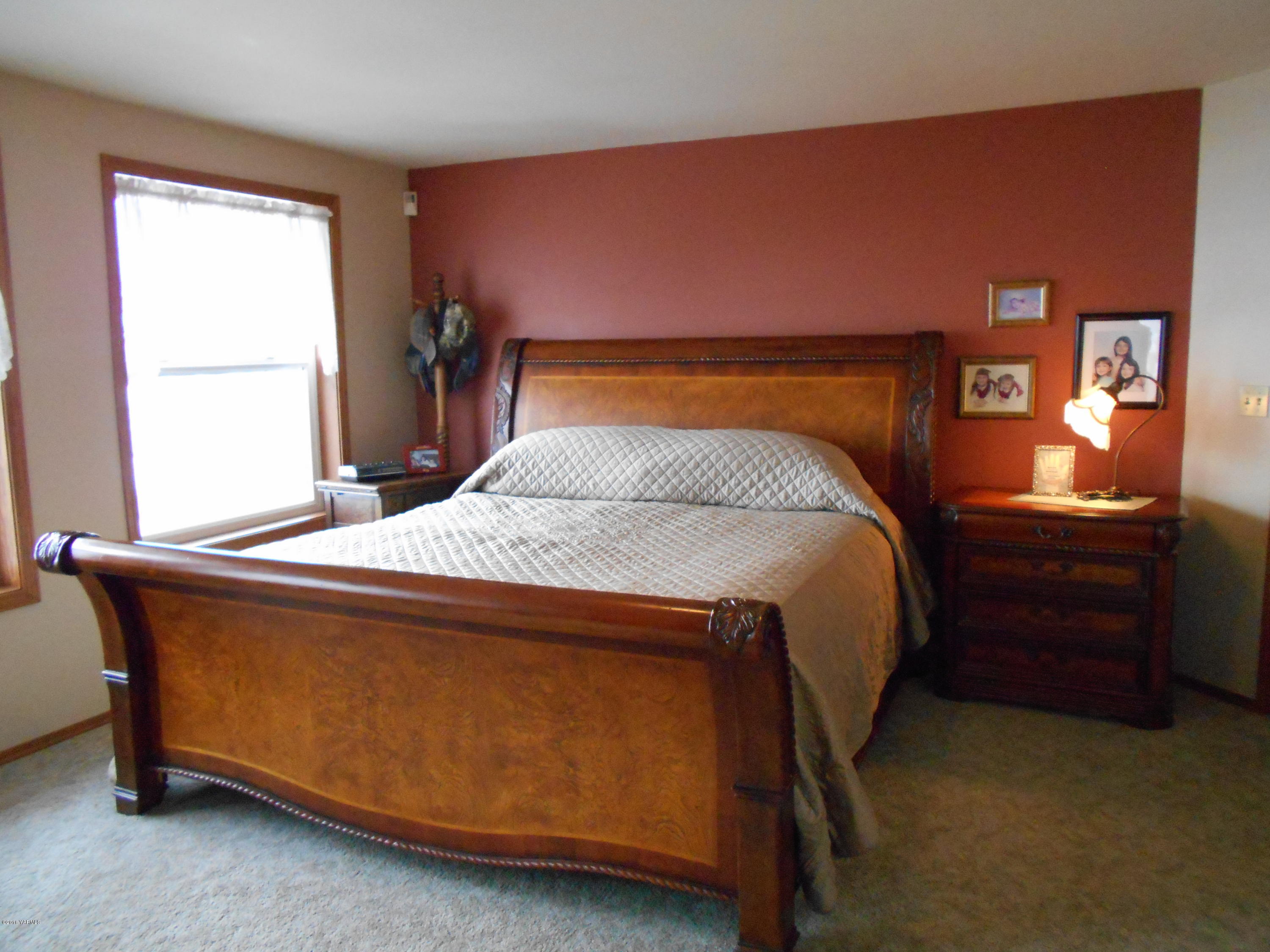 13910 Fisk Road Yakima, WA 98908 - Photo 30 of 48 a bedroom with a bed and window