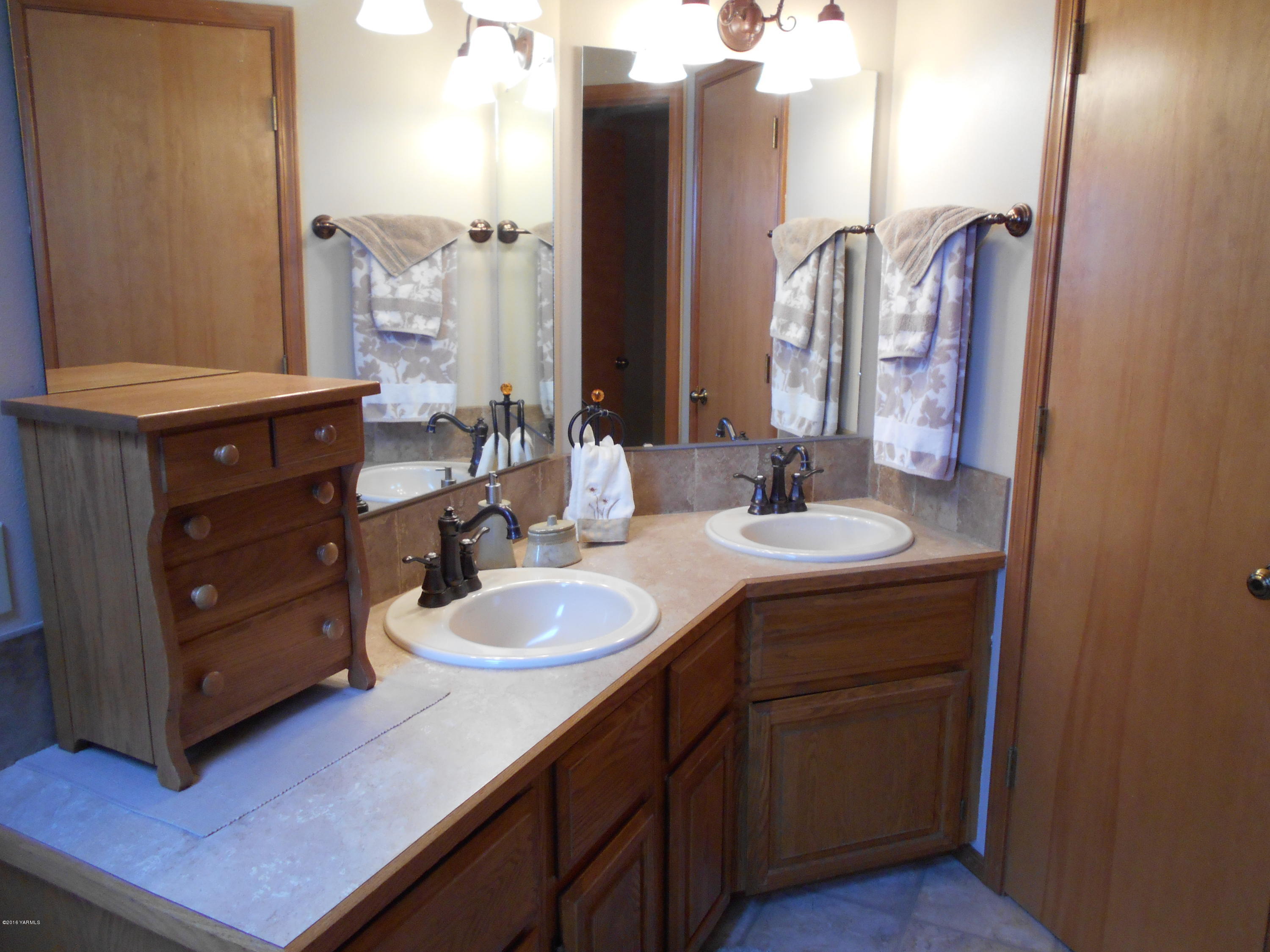 13910 Fisk Road Yakima, WA 98908 - Photo 32 of 48 a bathroom with a double vanity sink and a mirror