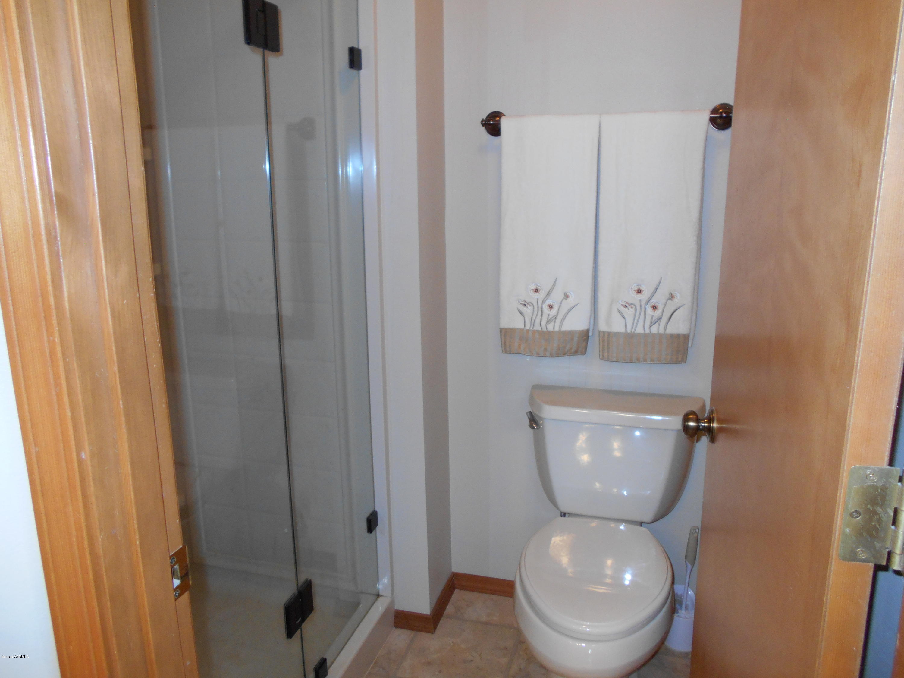 13910 Fisk Road Yakima, WA 98908 - Photo 33 of 48 a bathroom with a toilet and a shower