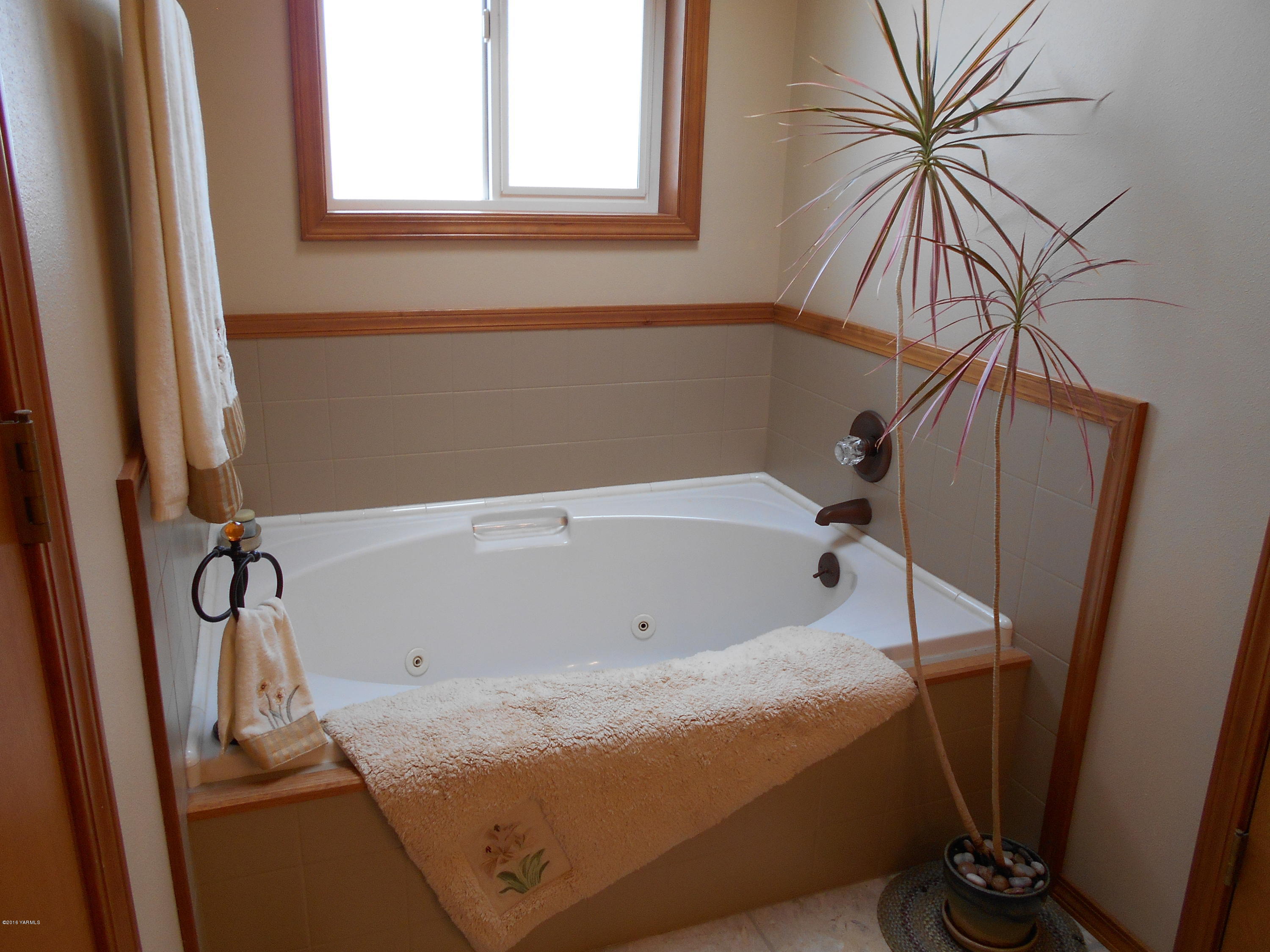 13910 Fisk Road Yakima, WA 98908 - Photo 34 of 48 a bathroom with a bathtub