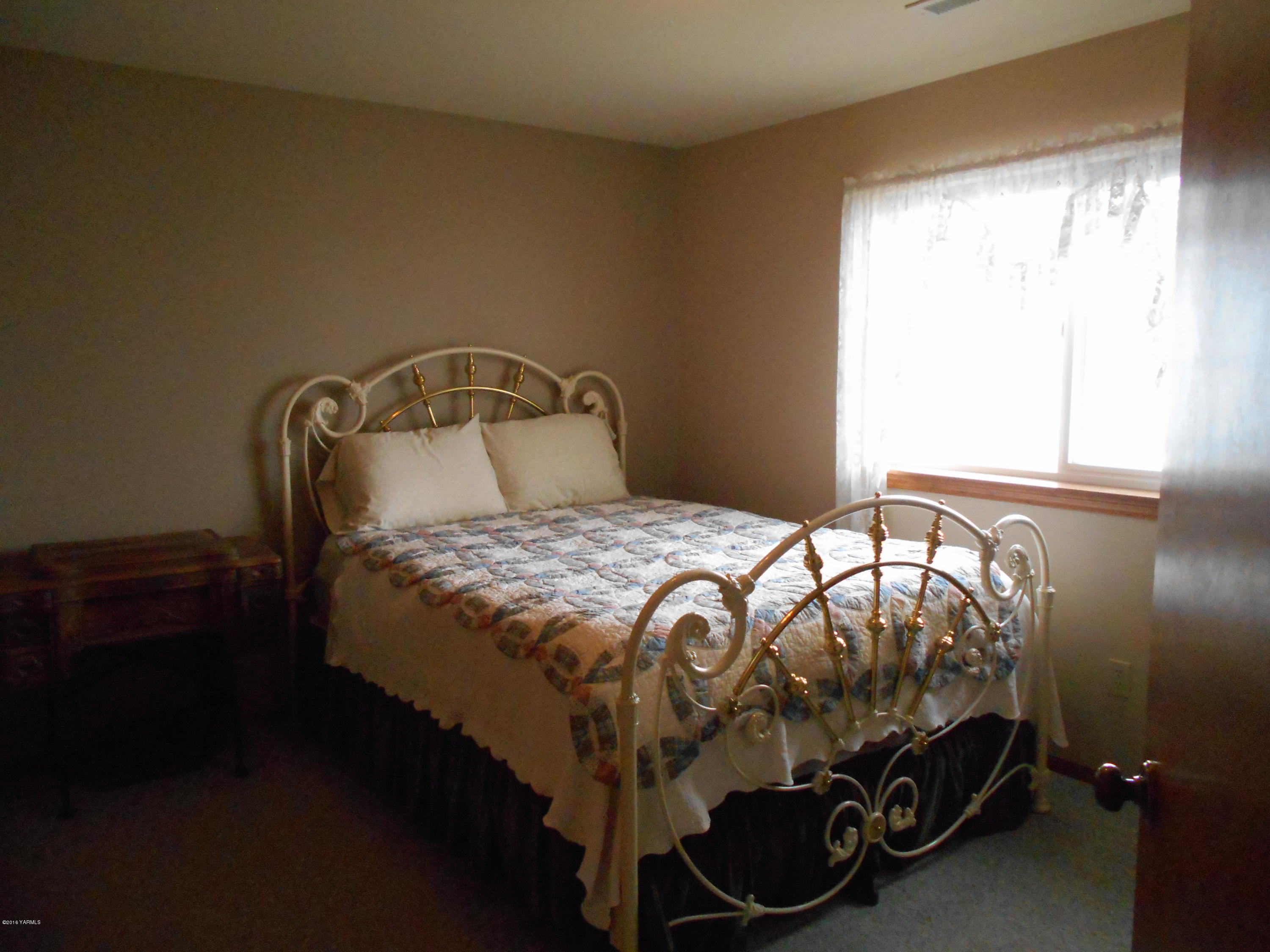 13910 Fisk Road Yakima, WA 98908 - Photo 35 of 48 a bedroom with a bed and a window